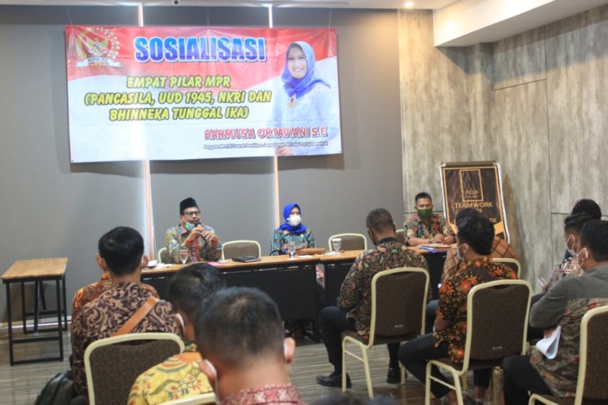 REMBUG BARENG: Anggota DPR RI Harmusa Oktaviani menggelar sosialisasi 4 pilar di Rembang. (DOK. RADAR KUDUS)