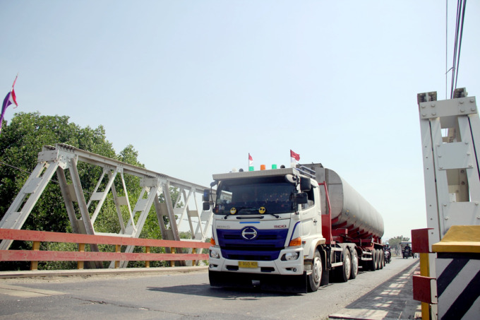 BAKAL DIBONGKAR: Jembatan Kalipang, Sarang, Rembang akan ditutup dan dibongkar. (WISNU AJI/RADAR KUDUS)