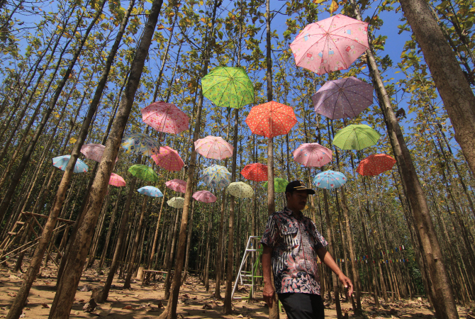 UNIK: Objek wisata baru di Desa Wonosoco bernama Alas Jati Sewu yang digunakan sebagai tempat Pasar Sarowono digelar setiap Minggu Legi. (DONNY SETYAWAN/RADAR KUDUS)