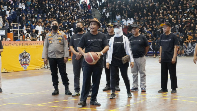 SEREMONI PEMBUKAAN: Anggota DPRD Pati Siti Asiyah bersama Wabup Saiful Arifin membuka Kejurkab Basket di Pati. (DPRD PATI FOR RADAR KUDUS)