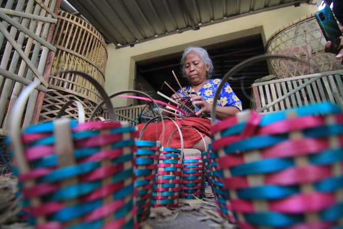 TELATEN: Salah satu pengrajin membuat golok-golok mentok. (DONNY SETYAWAN/RADAR KUDUS)