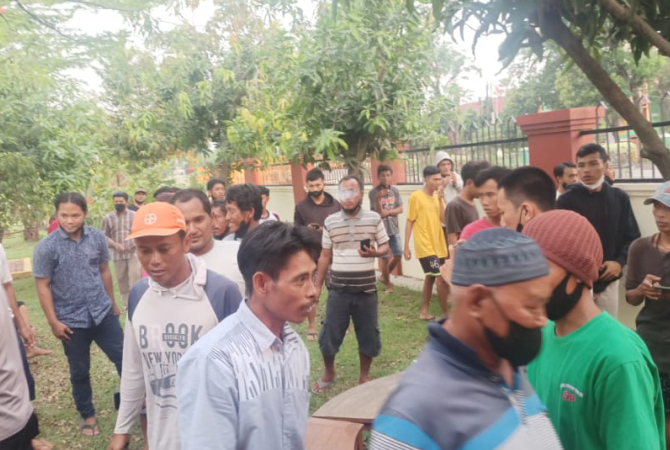 LAPOR KE POLISI: Puluhan warga Desa Pulutan melaporkan oknum kepala desa ke Polres Grobogan setelah kejadian penggrebekan, beberapa waktu lalu. (SIROJUL MUNIR/RADAR KUDUS)