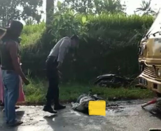 TERGELETAK: Salah satu korban kecelakaan truk vs motor di Jalan Raya Kelet meninggal dunia di lokasi. (RIDHO FOR RADAR KUDUS)