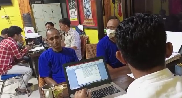 BAPAK-ANAK: Dua pelaku dugaan penimbunan solar subsidi di Rembang diinterogasi anggota Polres Rembang. (ISTIMEWA)