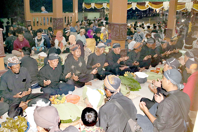KHIDMAT: Sedulur Sikep Blora melaksanakan ritual ruwat agung kemarin malam. Kegiatan ini kembali digelar setelah dua tahun libur akibat pandemi. (TEGUH FOR RADAR KUDUS)