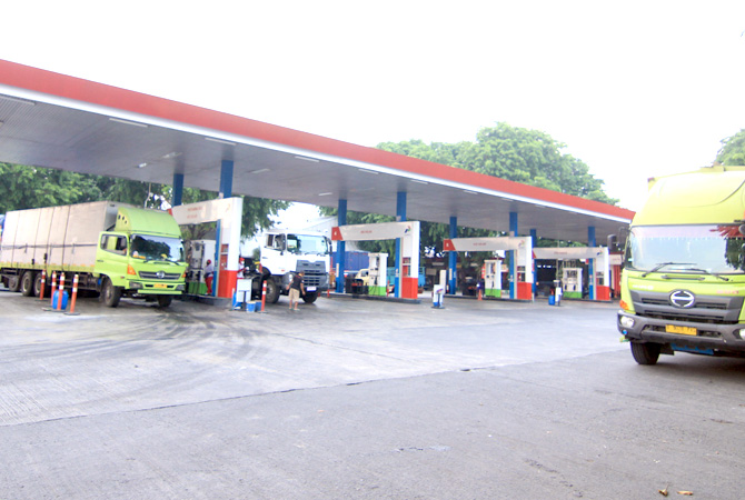 KENDARAAN BESAR: Truk mengisi BBM bersubsidi jenis solar di salah satu SPBU di Kudus. Kendaraan ini, termasuk yang harus mendaftar agar tetap bisa membeli BBM bersubsidi. (INDAH SUSANTI/RADAR KUDUS)