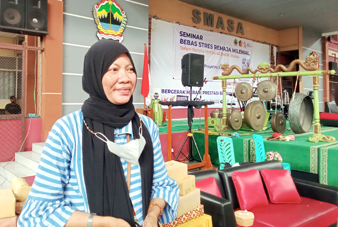 USAHA: Sulistyani, selaku guru ekonomi, Waka kesiswaan SMA 1 Kudus saat ditemui pada (2/8). (ARIKA KHOIRIYA/RADAR KUDUS)