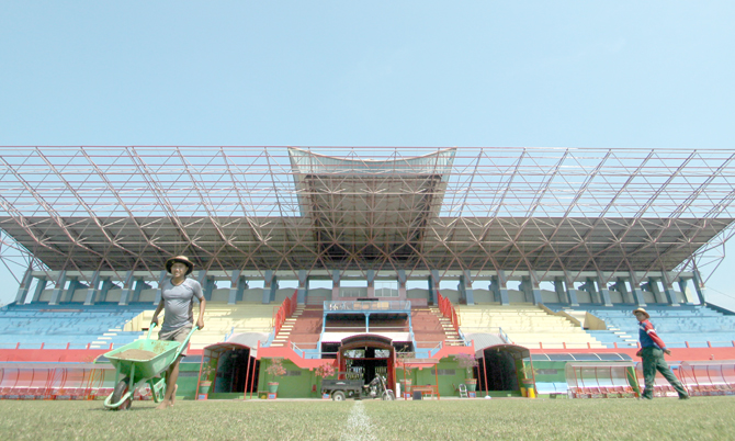 DIKEBUT: Pekerja membawa gerobak berisi pasir untuk meratakan tanah lapangan di Stadion GBK Jepara kemarin. (MOH. NUR SYAHRI MUHARROM/RADAR KUDUS)