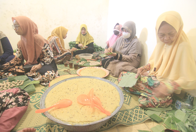 BUBUR ASYURO: Warga di sekitar Menara Kudus membuat 800 porsi bubur asyuro yang dimasak lebih dari tiga jam. (DONNY SETYAWAN/RADAR KUDUS)