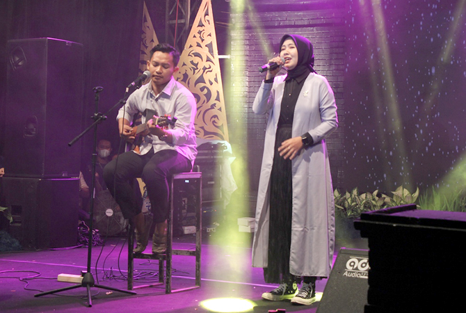 BERI HIBURAN: Salah satu penampilan musik akustik saat launching CFN dua pekan lalu. (WISNU AJI/RADAR KUDUS)