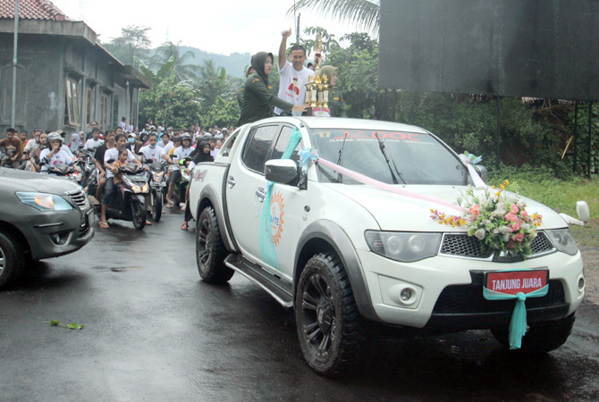 MERIAH: Masyarakat Tanjung mengarak piala juara lomba desa tingkat Kabupaten Jepara tahun 2022 keliling desa belum lama ini. (MOH. NUR SYAHRI MUHARROM/RADAR KUDUS)