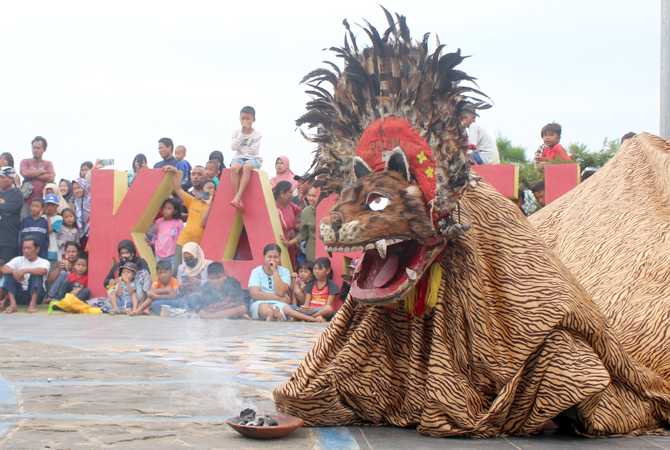 ATRAKTIF: Salah satu kelompok barongan tampil di depan warga dekat landmark Pantai Kartini (28/8). (NIBROS HASSANI/JAWA POS RADAR KUDUS)