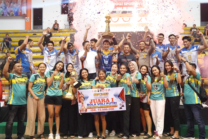 JUARA: Penyerahan hadiah piala bergilir AKBP R. Agil Koesoemodijo diserahkan Kapolres Pati AKBP Cristian Tobing didampingi Ketua DPRD Pati Ali Badrudin dan Ketua KONI Pati Mustamaji, Minggu (31/7). (POLRES PATI FOR RADAR KUDUS)