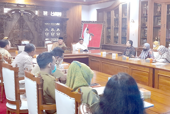 AUDIENSI: Pj Bupati Jepara menerima audiensi dari panitia Kongres Ulama Perempuan Indonesia (KUPI) yang akan terselenggara di Jawa Tengah termasuk Jepara tahun ini. (NIBROS HASSANI/ RADAR KUDUS)
