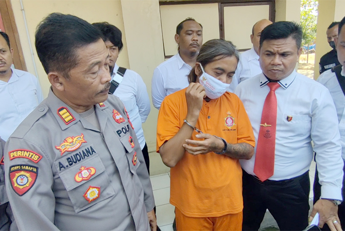 BERI KETERANGAN: Kapolsek Cepu AKP Agus Budiana menjelaskan perkara penganiayaan terhadap salah satu anggotanya Ahmad Udin di lapangan Mapolres Blora, Senin (29/8). (AHMAD ZA