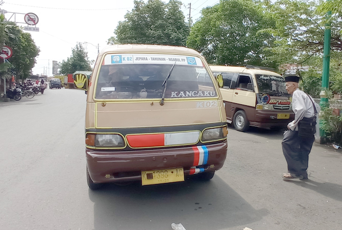 NGETEM: Penumpang hendak menaiki angkot dengan trayek K.02 rute Jepara-Tahunan- Ngabul belum lama ini. (MOH. NUR SYAHRI MUHARROM/ RADAR KUDUS)