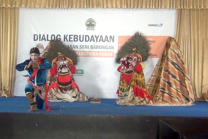 JANGAN PUNAH: Anggota Dewan DPRD Kudus Khabsyin mendorong pemuda tidak melupakan kesenian tradisional. (GALIH ERLAMBANG W/ RADAR KUDUS)
