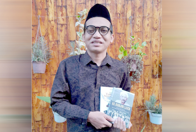 TETAP PRODUKTIF: Amirul Ulum, santri Kyai Maimoen Zubair yang aktif menulis buku salah satunya karya terbarunya KH Baedlowi Lasem. (DOK.RADAR KUDUS)