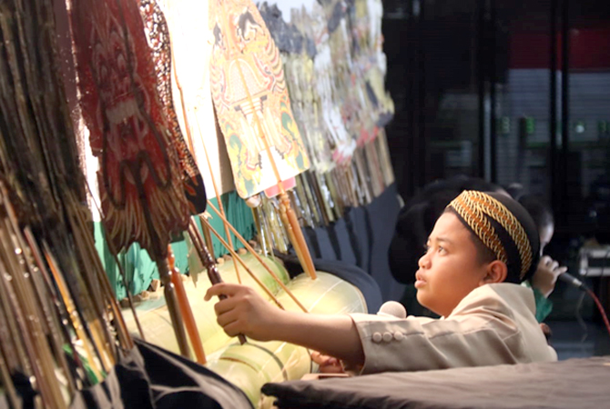 JADI CONTOH: Farel Dwi Nugroho tampil di Pendapa Kabupaten Blora belum lama ini. (AHMAD ZA’IIMUL CHANIEF/RADAR KUDUS)