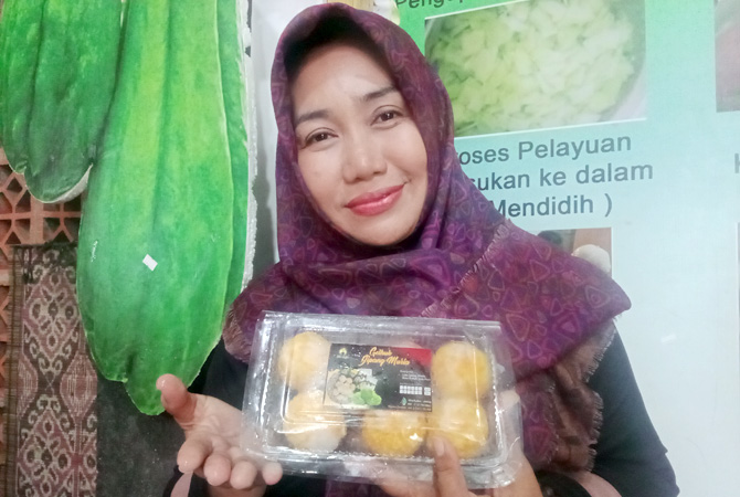 LABU SIYAM: Gethuk jipang buatan Rubiyanti, warga asal Desa Pedawang, Bae ada yang versi frozen. (ARIKA KHOIRIYA/RADAR KUDUS)