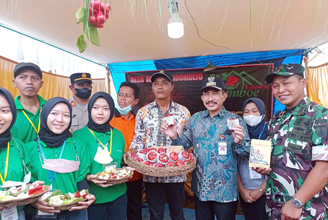 POTENSI: Buah jambu citra dari Desa Sidomulyo, Kecamatan Gunungwungkal dipamerkan dalam acara peresmian desa wisata se-Kabupaten Pati belum lama ini. (ACHMAD ULIL ALBAB/RADAR KUDUS)