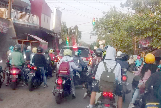 NORMAL KEMBALI: Lampu traffic light di Perempatan Pringtulis, Nalumsari normal kembali setelah sempat rusak pagi kemarin (22/8). (NIBROS HASSANI/JAWA POS RADAR KUDUS)