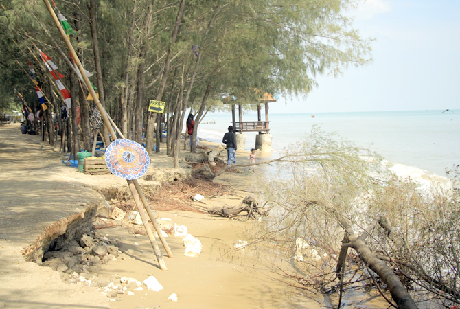TERGERUS: Kondisi tanah di Pantai Caruban, Lasem nampak ambles karena diterjang abrasi. (WISNU AJI/RADAR KUDUS)