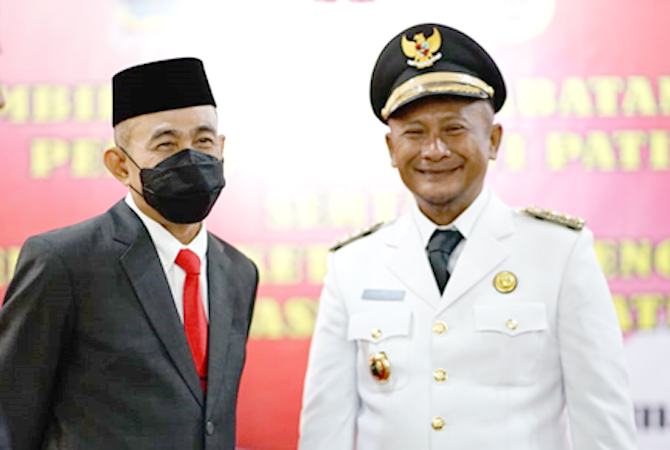 LANJUTKAN KEPEMIMPINAN: Dari kiri, mantan Wakil Bupati Pati Saiful Arifin, Pj Bupati Pati Henggar Budi Anggoro, dan mantan Bupati Pati Haryanto ramah tamah usai pelantikan Pj bupati Pati di Gedung Gradhika Bakti Praja Semarang kemarin malam. (PEMKAB PATI