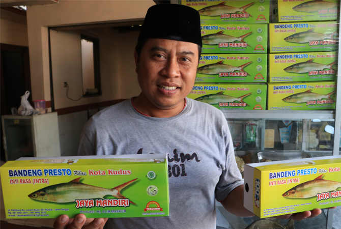 INOVASI BANDENG PRESTO: Olahan bandeng presto Desa Loram Kecamatan Jati Kudus terus dibanjiri pesanan konsumen dengan inovasi yang pengusaha jalankan. (DONNY SETYAWAN/RADAR KUDUS)