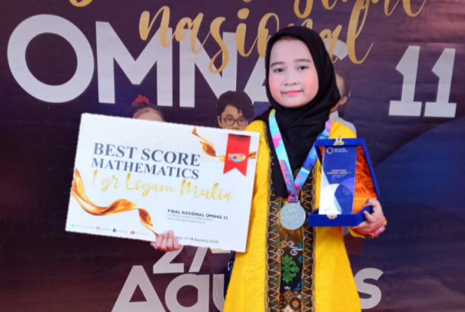 BANGGA: Nada Jenna Sasmaya, Siswi SDIT Mutiara Insan Cepu berhasil meraih Medali Platinum dalam olimpiade Omnas beberapa waktu lalu. (SARIF HIDAYAT FOR RADAR KUDUS)