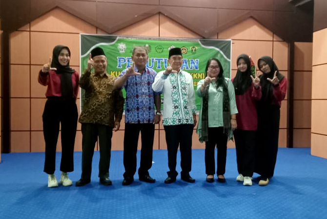 MODERASI BERAGAMA: Kepala LP2M IAIN Kudus H. Shobirin, M.Ag bersama tujuh perwakilan perguruan tinggi peserta KKN KNMB menutup acara itu di aula serbaguna IAHN TP Palangka Raya pada Kamis (1/9). (IAIN KUDUS FOR RADAR KUDUS)