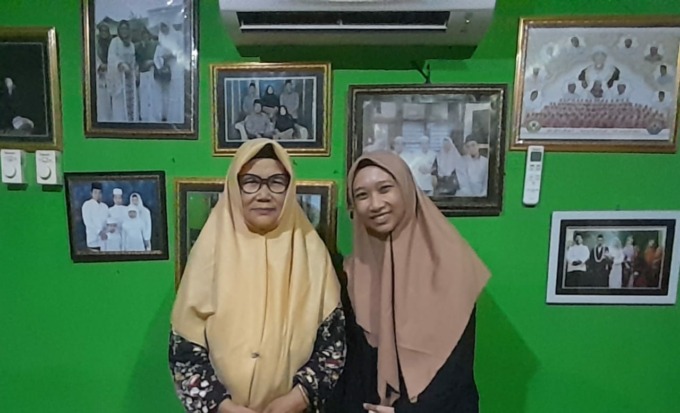 RAMAH: Wartawan Radar Kudus Nibros Hassani foto bersama Nyai Maryam Heni (kiri). (DOK. RADAR KUDUS)