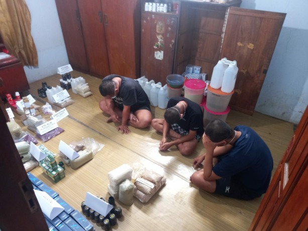 BARANG BUKTI: Sejumlah obat ilegal ditemukan sebuah romah di Desa Magersari, Rembang. (VACHRI RINALDY L/RADAR KUDUS)