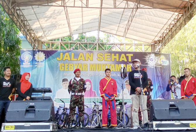 PANGGUNG JALAN SEHAT: Ketua Umum PP Muhammadiyah Haedar Nashir saat mengisi sambutan jelang jalan sehat dimulai yang berlangsung di Universitas Muhammadiyah Kudus (UMKU) pada (11/9). (ARIKA KHOIRIYA/RADAR KUDUS)