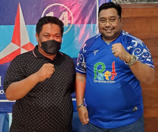 SALING DUKUNG: GM Persipa Pati Dian Dwi Budianto (kiri) bersma Wakil Ketua DPRD Pati Joni Kurnianto. (ACHMAD ULIL ALBAB/RADAR KUDUS)