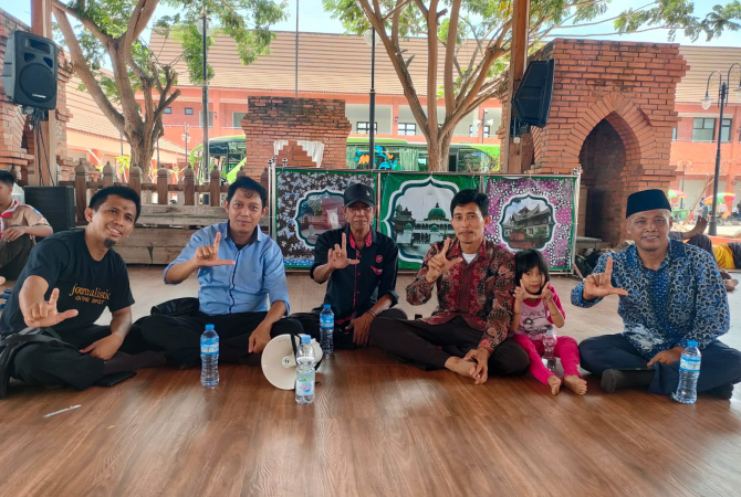 EVALUASI: Narasumber Journalistic on the Spot, Eko Prasetyo dan Andi M. Yasin bersama Pegiat Literasi dan Sejarah Lasem Rembang saat memberikan evaluasi hasil kegiatan jurnalistik di Pendapa Tejakusuma, Sabtu (24/9). (HUMAS SMK CENDEKIA FOR RADAR KUDUS)