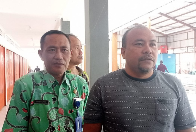 SIDAK: Anggota DPRD hasil PAW dari PKB Abdullah Aminuddin langsung melaksanakan inspeksi mendadak di Pasar Rakyat Sido Makmur, Selasa (6/6). (ROY KURNIADI FOR RADAR KUDUS)
