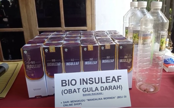 PALSU: Salah satu merk obat yang dipalsukan tersangka. (VACHRY RINALDI L/RADAR KUDUS)