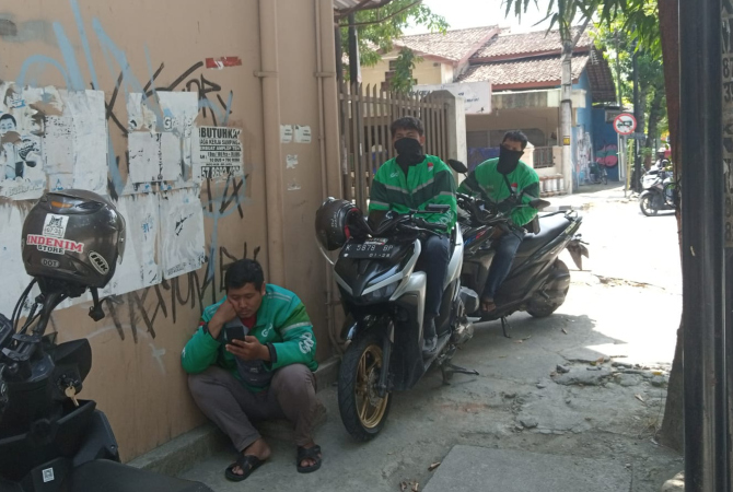 SEPI: Driver Ojol saat menunggu customer di samping SMP 1 Purwodadi, Rabu (14/9). (EKO SANTOSO/RADAR KUDUS)
