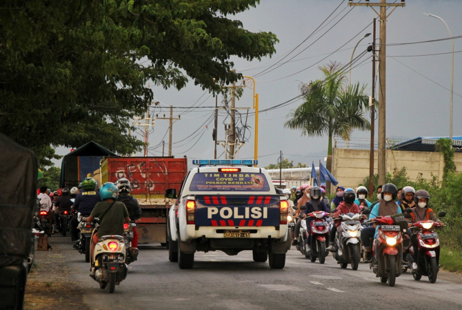 LALU LINTAS PADAT: Jalur Celangapan Rembang menjadi salah satu jalur padat saat jam pulang dan pergi karyawan pabrik sepatu di Rembang. (VACHRI RINALDY L/RADAR KUDUS)