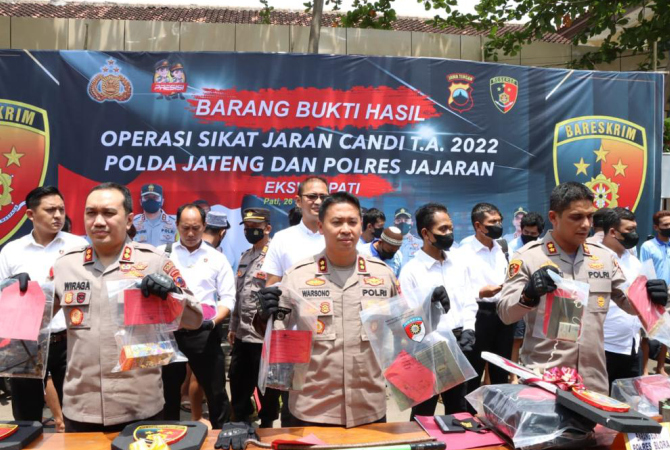 KONFERENSI PERS: Petugas kepolisian menunjukkan sejumlah barang bukti pencurian sepeda motor di Jepara baru-baru ini. (ISTIMEWA/RADAR KUDUS)