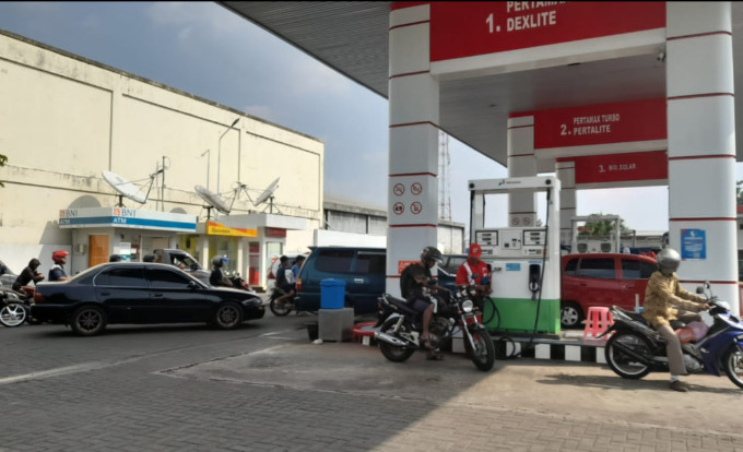PANJANG: Masyarakat antre membeli BBM di SPBU Senenan, Jepara Sabtu (3/9) siang. (NIBROS HASSANI/RADAR KUDUS)