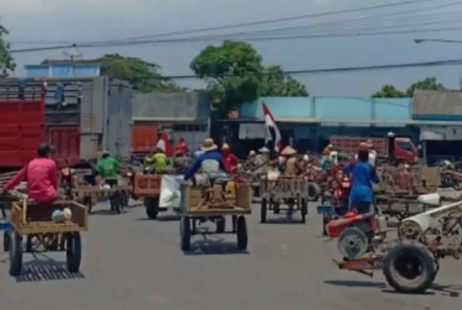 GERUDUK: Puluhan petani menaiki traktor menggeruduk SPBU Tanjungan, Kragan pada Minggu (11/9). (ISTIMEWA/RADAR KUDUS)