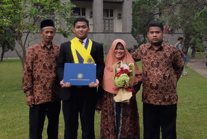 INSPIRASI: Albert Ilham Rumaidinillah bersama keluarga berfoto setelah lulus cumlaude dengan IPK 3,62 pada jurusan Teknik Fisika Fakultas Teknik Universitas Gadjah Mada belum lama ini. (ILHAM FOR JAWA POS RADAR KUDUS)