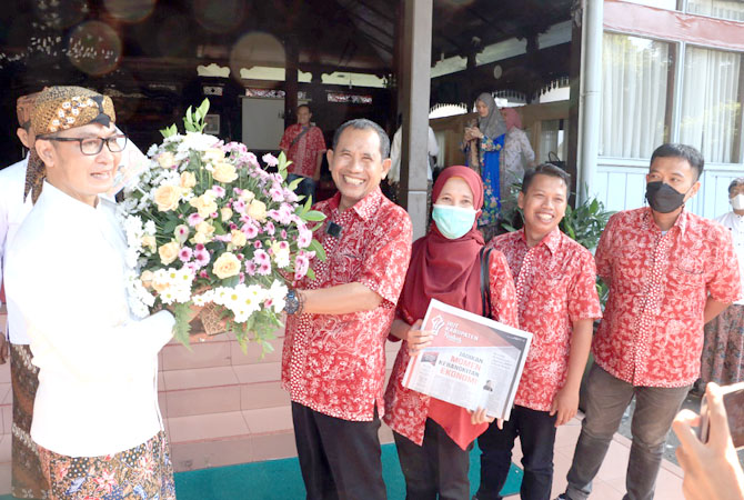 SELAMAT ULANG TAHUN: Bupati Kudus HM Hartopo menerima karangan bunga dari Direktur Radar Kudus Baehaqi didampingi para manager lainnya. (DONNY SETYAWAN/RADAR KUDUS)