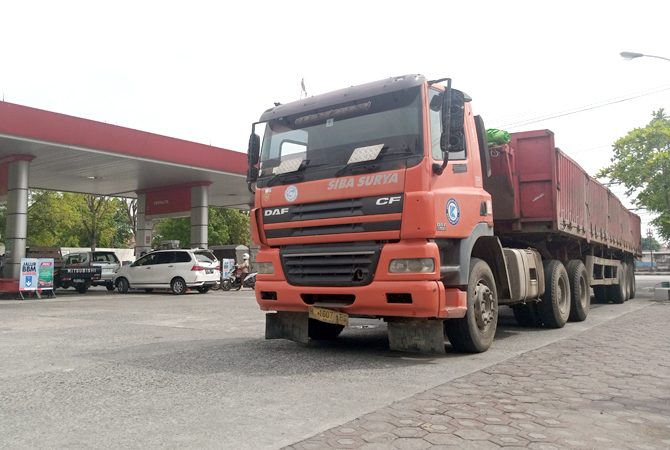 PARKIR: Truk trailer terparkir dua hari di SPBU Nglejok Purwodadi, Grobogan, beberapa waktu lalu. (EKO SANTOSO/RADAR KUDUS)