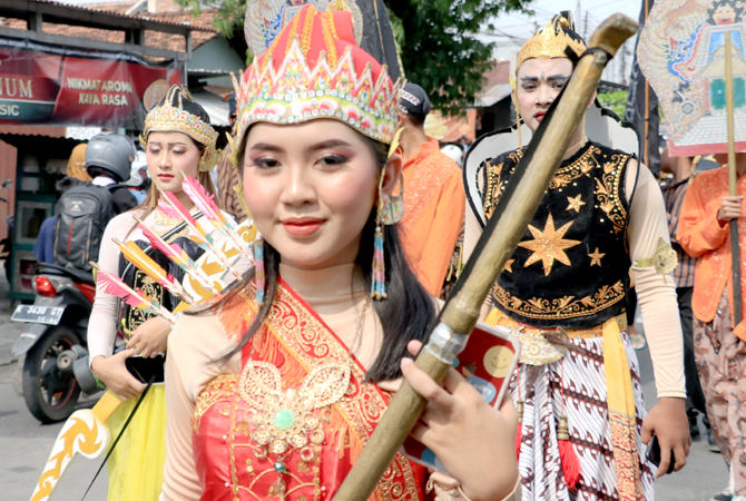 KIRAB AIR SALAMUN: Masyarakat mengikuti kirab budaya air salamun dengan membawa gentong air dan puluhan gunungan untuk dibawa ke Masjid Wali Jepang Mejobo kemarin. (DONNY SETYAWAN/RADAR KUDUS)