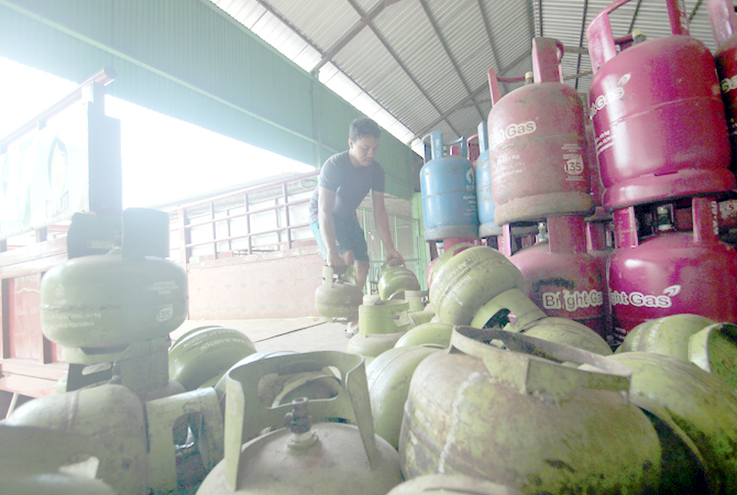 MULAI LANGKA: Petugas menata elpiji melon untuk didistribusikan ke pangkan di gudang milik salah satu agen elpiji yang berlokasi di Kuwasen, Jepara. (MOH. NUR SYAHRI MUHARROM/RADAR KUDUS)
