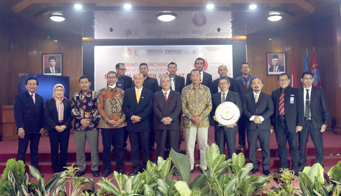 Rektor UMM, Wakil Rektor, Dekan FH dan sederet mitra kantor hukum usai menandatangani kerjasa serta meluncurkan CoE Sekolah Asisten Advokat. (UMM FOR RADAR KUDUS)