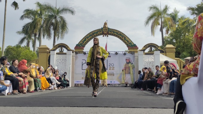 PUKAU PENONTON: Model memperagakan busana di ajang Blora Fashion Week. (AHMAD ZA